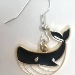 ハンドメイド　ピアス　クジラ　紺色の画像