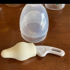 【値下げ中❗️】プラスチック哺乳瓶4本＋付属品（ご希望の方）の画像
