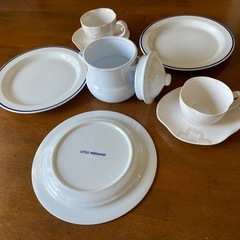 シンプル食器。コーヒーカップ2個と洋皿3枚そしてポット一つの画像