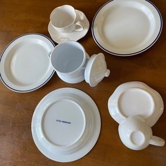 シンプル食器。コーヒーカップ2個と洋皿3枚そしてポット一つの画像