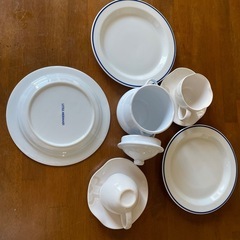 シンプル食器。コーヒーカップ2個と洋皿3枚そしてポット一つの画像