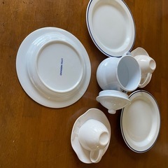 シンプル食器。コーヒーカップ2個と洋皿3枚そしてポット一つの画像