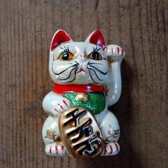 磁器製招き猫　高さ約１０.５cm　縁起物