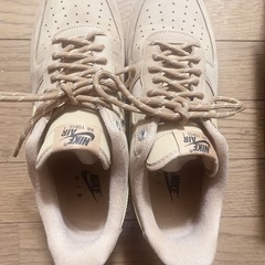 Nike Air Force 1 ベージュ スニーカー 箱付きの画像