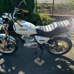 スズキ　GN125H カスタム　パールホワイト　旧車スタイル　吸い込みの画像