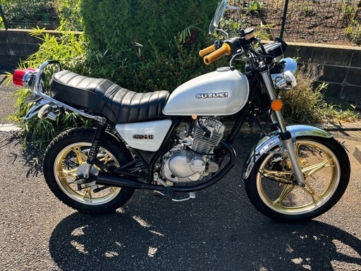 スズキ　GN125H カスタム　パールホワイト　旧車スタイル　吸い込み