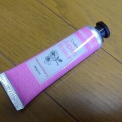 未使用未開封　スペイン製ハンドクリームとイギリス製フェイスハンドシートマスクの画像