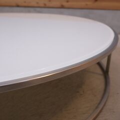 Cassina ixc.(カッシーナ イクスシー)で取り扱われていたピエロ・リッソーニ デザインのILE(イル) ローテーブルです！ガラス天板がまるで浮いているような閉塞感の無いスッキリとしたデザインの画像