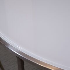 Cassina ixc.(カッシーナ イクスシー)で取り扱われていたピエロ・リッソーニ デザインのILE(イル) ローテーブルです！ガラス天板がまるで浮いているような閉塞感の無いスッキリとしたデザインの画像