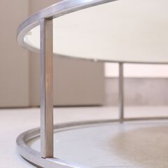 Cassina ixc.(カッシーナ イクスシー)で取り扱われていたピエロ・リッソーニ デザインのILE(イル) ローテーブルです！ガラス天板がまるで浮いているような閉塞感の無いスッキリとしたデザインの画像