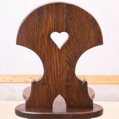 HAYAMA GARDEN(葉山ガーデン)のレトロで愛らしいデザインのサイドチェアです。シンプルで素朴な佇まいが魅力的で背もたれのハートの彫りがアクセントに♪ご家庭ではもちろん店舗などにもおすすめ☆の画像