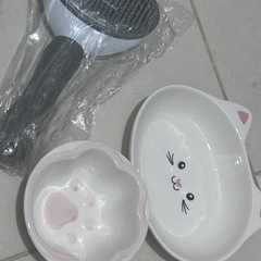 【全て未使用】猫用品　(猫の毛繕いブラシ、猫の給餌用　小皿２つ、...