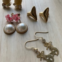ピアス 4ペア　ゴールド系の色　パールやキラキラしたとのが好きな方へ