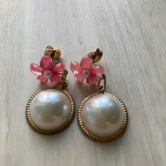 ピアス 4ペア　ゴールド系の色　パールやキラキラしたとのが好きな方への画像