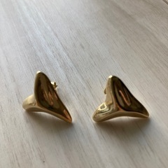ピアス 4ペア　ゴールド系の色　パールやキラキラしたとのが好きな方への画像