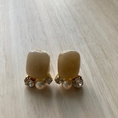 ピアス 4ペア　ゴールド系の色　パールやキラキラしたとのが好きな方への画像