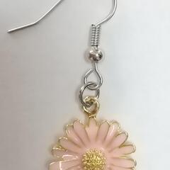 ハンドメイド　ピアス　お花　うすピンクの画像