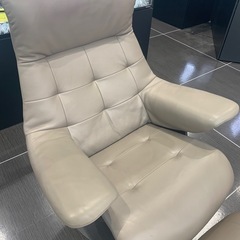 カリモク ファースト リクライニングチェア オットマン付 ※切り傷有り