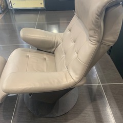 カリモク ファースト リクライニングチェア オットマン付 ※切り傷有り