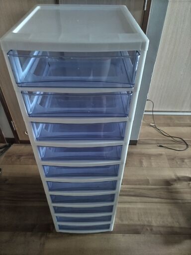プラスチック製の引き出し（合計10段）