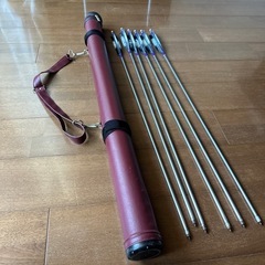 弓道の矢と矢筒の画像