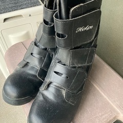 ブーツタイプ。安全靴。足先鉄芯入り。 色、ブラック。サイズ26cm。 