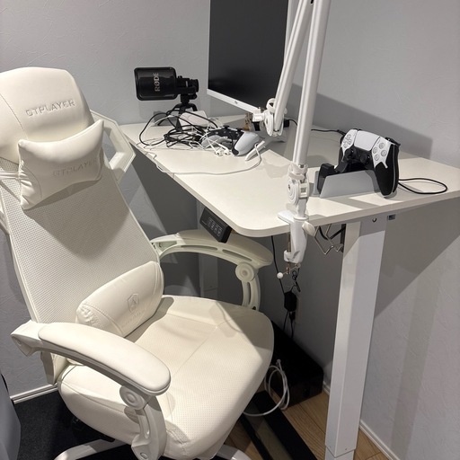 デスク、ゲーミングチェア