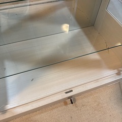 鍵付きガラスの収納棚の画像