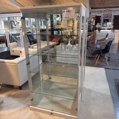 鍵付きガラスの収納棚