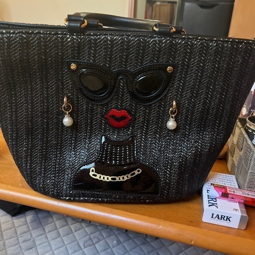 黒に顔だぉ