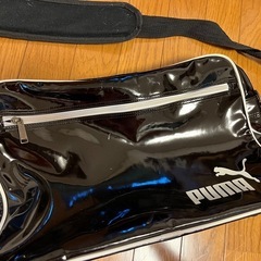 プーマ  エナメルバッグ　黒色　中サイズ