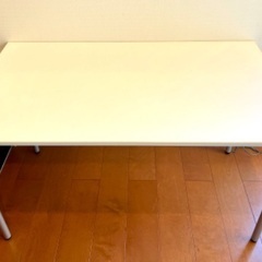 シンプルなデスクの画像