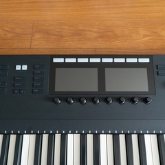 KOMPLETE KONTROL S88 MK2 MIDIキーボードの画像