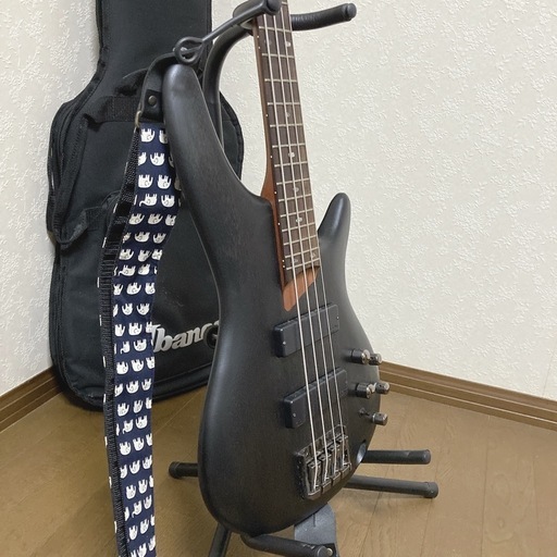 Ibanez Soundgear SRGR ブラックエレキベース ケース付き Ibanez Soundgear SRGR ブラックエレキベース ケース付き Ibanez Sdgr