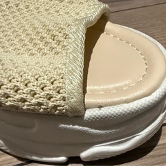 【新品未使用】ベージュメッシュ厚底サンダル　サイズ34（約21センチ）の画像