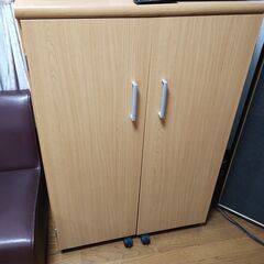 ★収納家具　扉にキャスターがついています。　美品