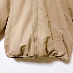 ベージュ フード付き リバーシブル Mサイズ ジャンパーの画像