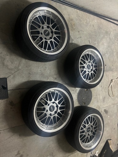 ハイエース　ホイールタイヤ　売ります。