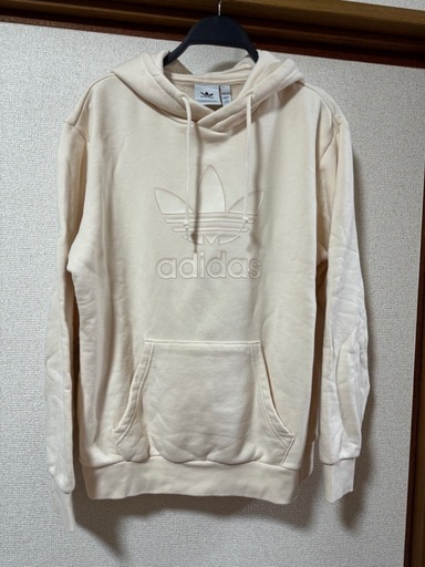 ?adidasのパーカー
