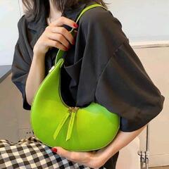三日月型バッグ　新品　軽量の画像