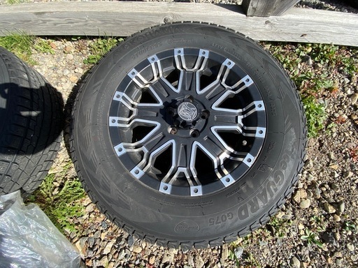 デリカD5で使用　ice GUARD G075　スタッドレスタイヤ　215/70/R16