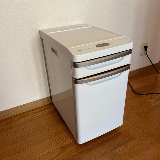 【決まりました\n】ツインバード　ベッドサイド冷蔵庫HR-D282