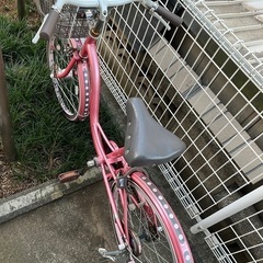 子供自転車（後輪パンク中）の画像