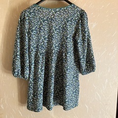 グリーンの花柄　五分丈トップスの画像