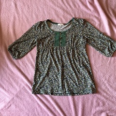 グリーンの花柄　五分丈トップス