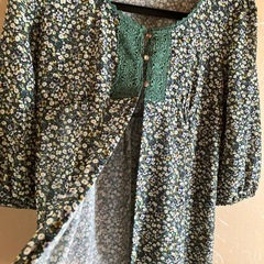 グリーンの花柄　五分丈トップスの画像