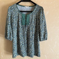 グリーンの花柄　五分丈トップスの画像