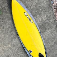 ★中古小波用ショートボード　6’ トライフィン、ケース付き　マー...