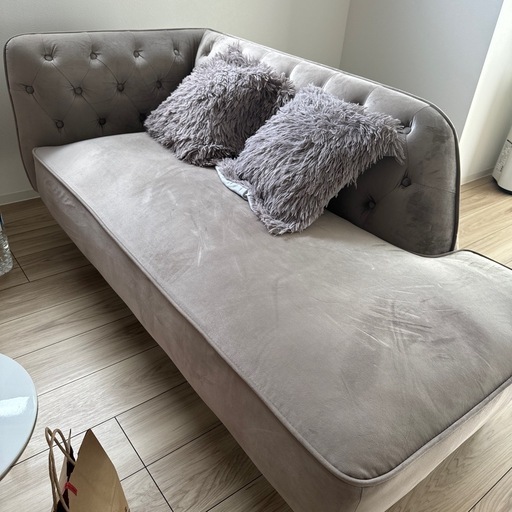 【他サイトでの購入額より高く買ってくれる方に譲ります】LOWYAソファー