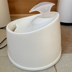 【値下げ】ペット用自動給水器　アイリスオーヤマの画像